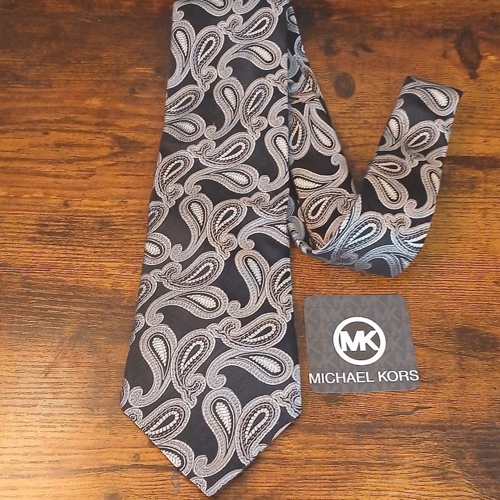 Authentic MICHAEL KORS PAISLEY 100% SILK TIE 😍